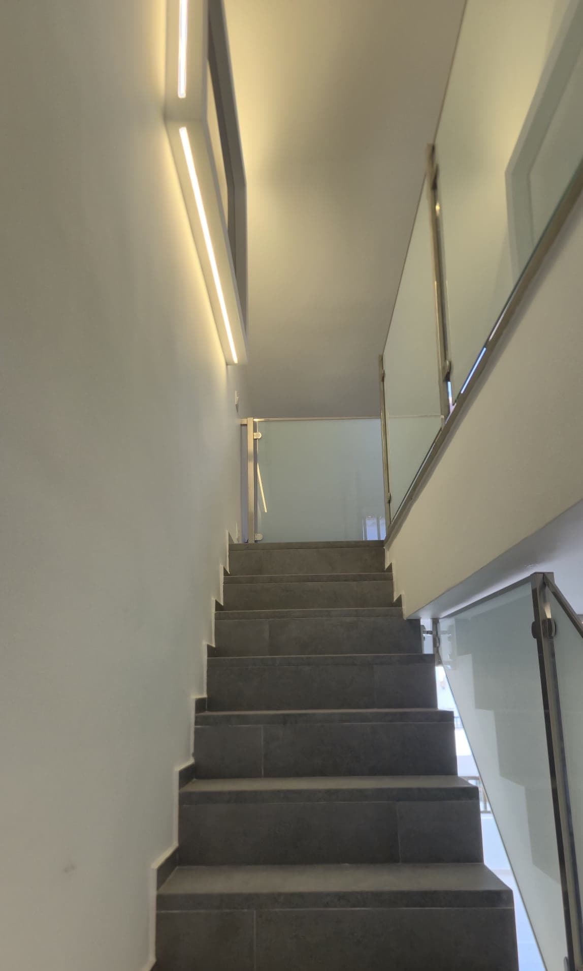Scala con luce a soffitto